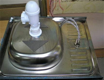 Sink with siphon and faucet Kitchen sink trap