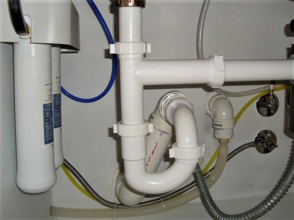 Siphon connected to the sewer Plumbing pipes for washing