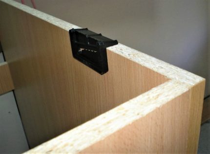 L-shaped corners from elastic plastic Sink attachment