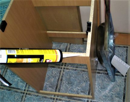 Application of silicone sealant Sealant for fastening the sink