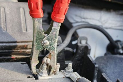 Enlever l'isolation des fils dans le câblage d'une voiture Dénuder les fils dans le câblage de la voiture