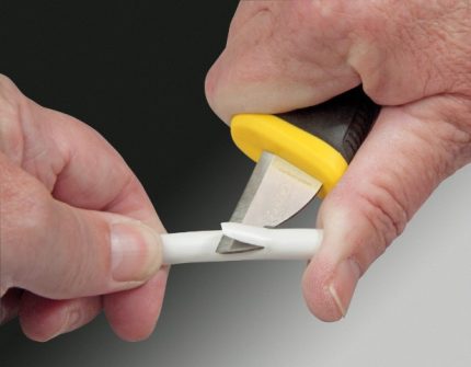 Dénuder l'isolation des câbles Décapage avec un couteau