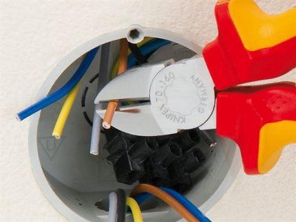 Dénuder l'isolation des fils à l'aide de pinces coupantes latérales Utilisation d'une pince coupante latérale