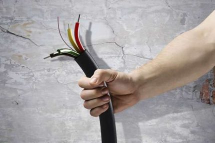 Isolation multicouche: commune pour le câble et séparée pour chaque fil Cache câble