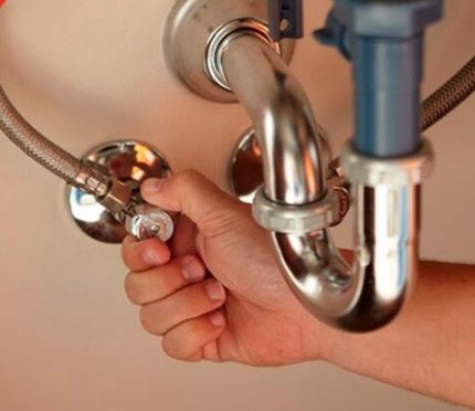 Attaching flexible eyeliner to water pipes Water connection