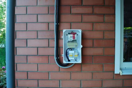 Panneau électrique sur le mur extérieur de la maison