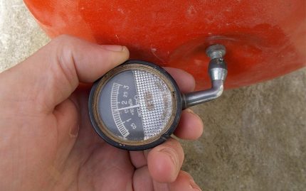 Mesure de pression dans la chambre à air de la chambre d'expansion Réglage du réservoir à membrane