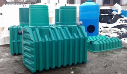 Aparência de uma fossa séptica Tanque da empresa Triton Plastic. Fossa séptica