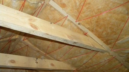 Fixation de laine minérale avec fil