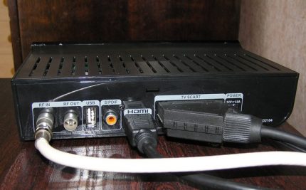 Sintonizador conectado a uma placa Interfaces para conexão