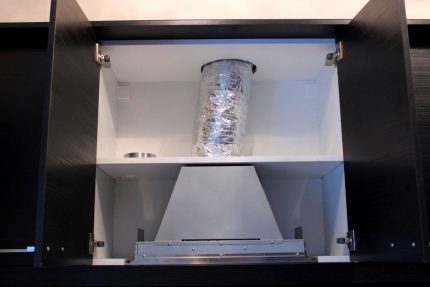 Conduit de ventilation à l'intérieur de l'armoire Trous dans l'armoire de gaine