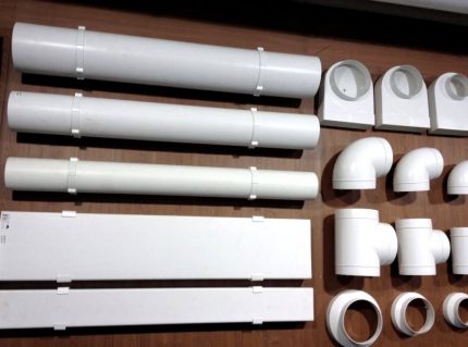 Composants pour assembler un conduit d'évacuation domestique Conduits ménagers en plastique