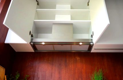 Armoire avec un emplacement préparé pour le montage de la hotte Hotte de cuisine