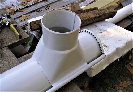 Installation d'un entonnoir sur la gouttière