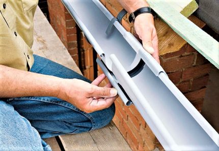 Connecteur de gouttière