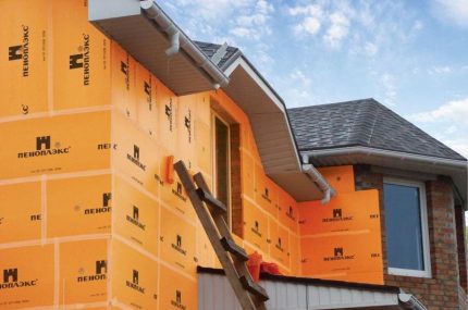 Isolation des murs du bâtiment avec du polystyrène expansé