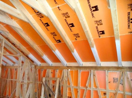 Isolation de toit en mansarde avec panneaux de polystyrène extrudé Penoplex en polystyrène extrudé