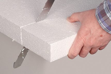 Couper la mousse de polystyrène