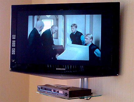 O sintonizador está instalado ao lado da TV Instalação correta do sintonizador