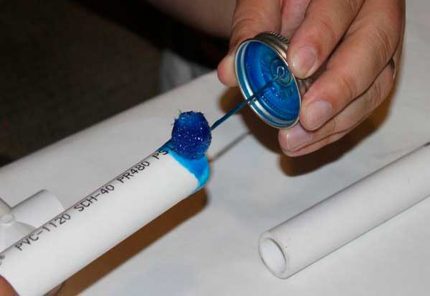 Adhésif pour tuyaux en plastique