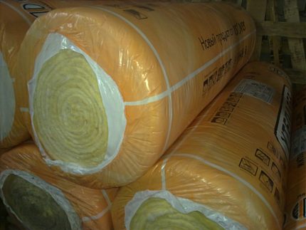 Rouleaux d'isolation en fibre dans le film