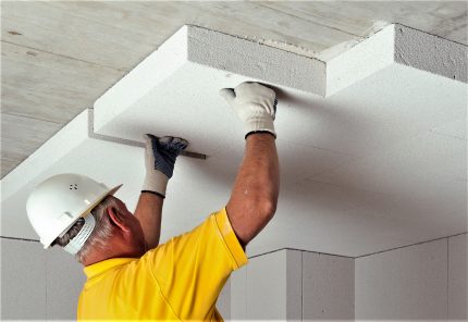 Le maître isole le plafond avec des plaques