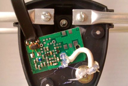 O amplificador está montado na antena.