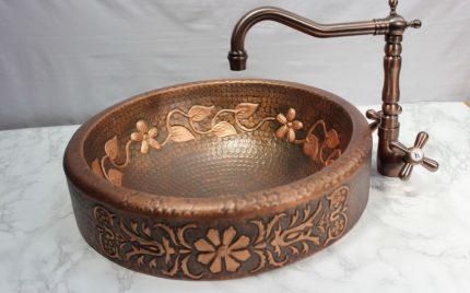 The original decor of the metal bowl of the sink Small metal sink