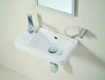 Lateral arrangement of the crane Sink with side tap