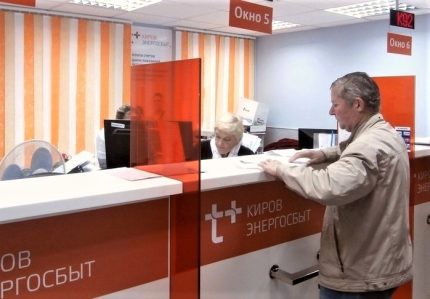 Wiederherstellung der Stromleitungsverbindung Im Büro von Energosbyt