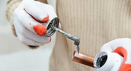 Master boruya akı uygular