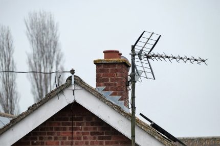 Installation d'une antenne de télévision sur le toit d'une maison privée Antenne de mât