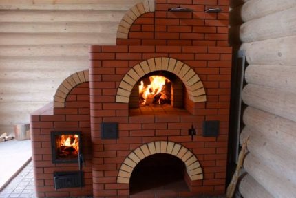 Poêle russe à deux niveaux dans une maison en rondins Poêle russe près du mur