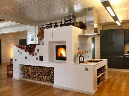 Une variante de l'emplacement du poêle russe dans une maison de campagne Poêle russe au centre de la pièce