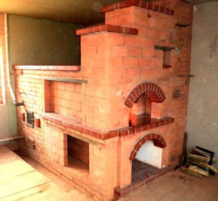 Poêle russe connecté aux tuyaux Poêle russe connecté aux tuyaux