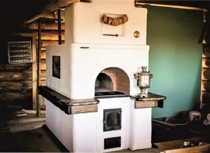 Poêle russe avec un banc de poêle