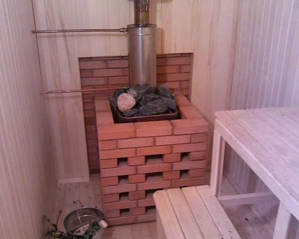 Face à une fournaise à gaz avec une brique