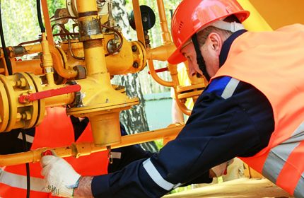 Surveillance du fonctionnement et de l'étanchéité des équipements à gaz Inspecteur de gaz vérifiant l'équipement