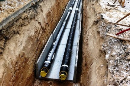 Deux tuyaux dans une tranchée