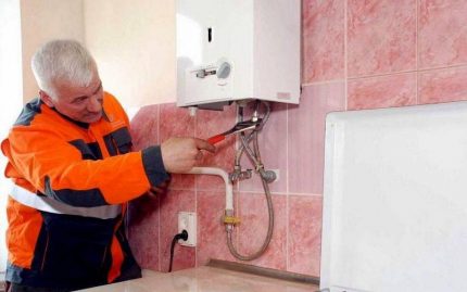 Bir gaz kolonunun bir gaz servis temsilcisi tarafından bağlanması Teknisyen gaz kolonunu değiştirdi