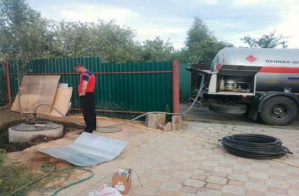 Refueling a gas tank from a car