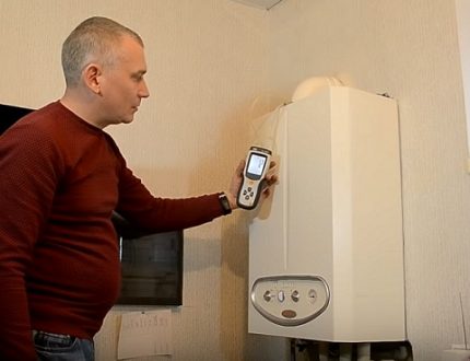 Messung des Vakuumniveaus in der Brennkammer