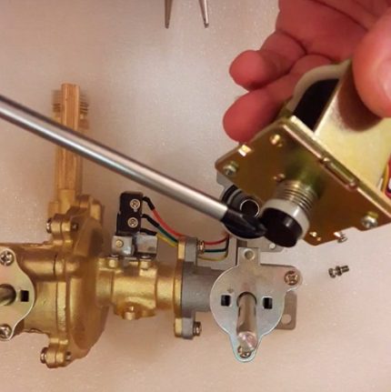 Verificando o curso da válvula de gás Verificando o curso da válvula de gás