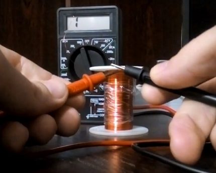 Verificando a bobina da válvula com um testador Verificando a bobina da válvula com um testador