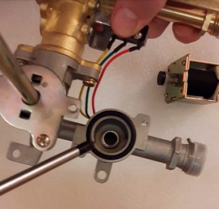 Verificando a placa da saia da válvula de gás Verificando a placa da saia da válvula de gás