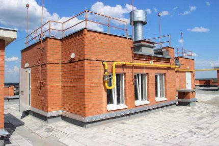 Reforçar o telhado para a instalação de uma caldeira a gás Carga no telhado