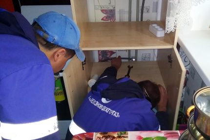 Gasversorger auf der Suche nach Pannen Gasarbeiter suchen nach einer Panne