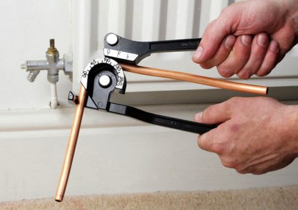 Rohrbiegemaschine zur Bearbeitung von Kupferrohren