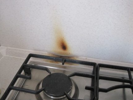 Instalação incorreta da placa fogão contra a parede