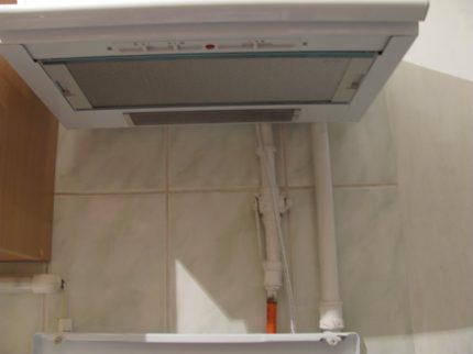 Installation incorrecte de la hotte Installation incorrecte de la hotte près du tuyau de gaz